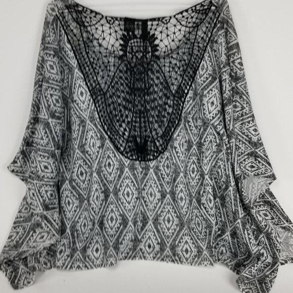 Black White Geometric Pattern Shirt *NWT* Size S - Picture 2 of 6